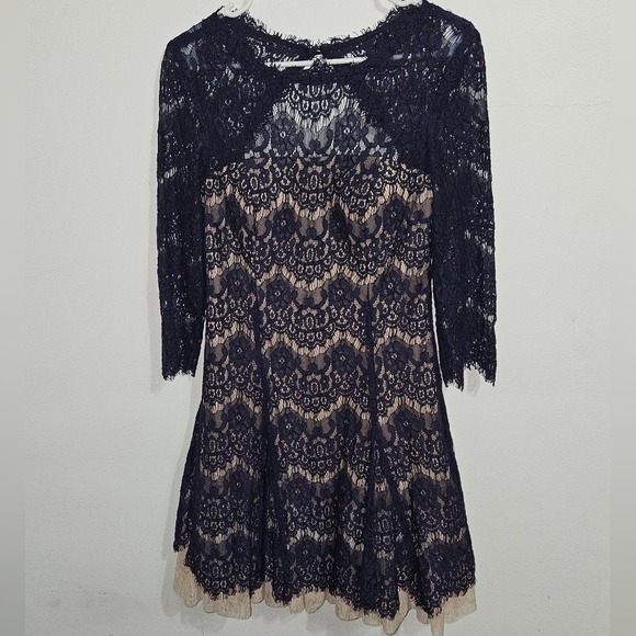 Betsy & Adam open back lace dress with 3/4 sleeves. Fit and flare. Size 8 Medium - Picture 2 of 12